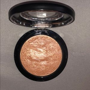 MAC Highlighter- Global Glow